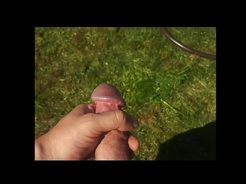 ❤️ Keçika germ di bexçeyek havînê de pisîka xwe ya pembe diqelişe û bi şuştinê dixe. Vîdyoya anal li ku.porngameshub.ru ❌️