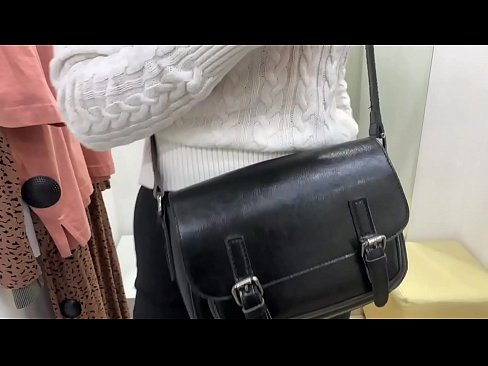 ❤️ Masturbasyona giştî ya keçika ciwan FeralBerry bi dilopek li jûreya fitarê Vîdyoya anal li ku.porngameshub.ru ❌️