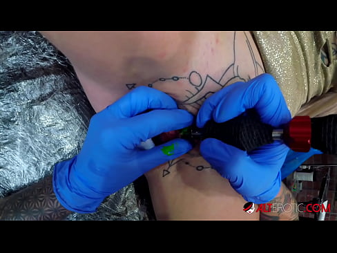 ❤️ Keçika pir tattookirî Sully Savage tattooek li ser klîtorê xwe kir. Vîdyoya anal li ku.porngameshub.ru ❌️